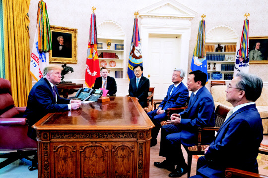 백악관 찾은 신동빈도널드 트럼프 대통령이 13일(현지시간) 백악관에서 신동빈 롯데그룹 회장을 면담하고 대규모 대미 투자에 대해 감사의 뜻을 밝혔다. 트럼프 대통령은 이날 오후 백악관 집무실에서 신 회장을 면담한 뒤 트위터 계정에 글을 올려 &quot;롯데 신 회장을 백악관에서 맞이하게 돼 매우 기쁘다&quot;라며 &quot;그들은 루이지애나에 31억 달러를 투자했다&quot;고 말했다. 사진은 이날 트럼프 대통령이 글과 함께 트위터에 올린 면담 모습. 트럼프 트위터 캡처